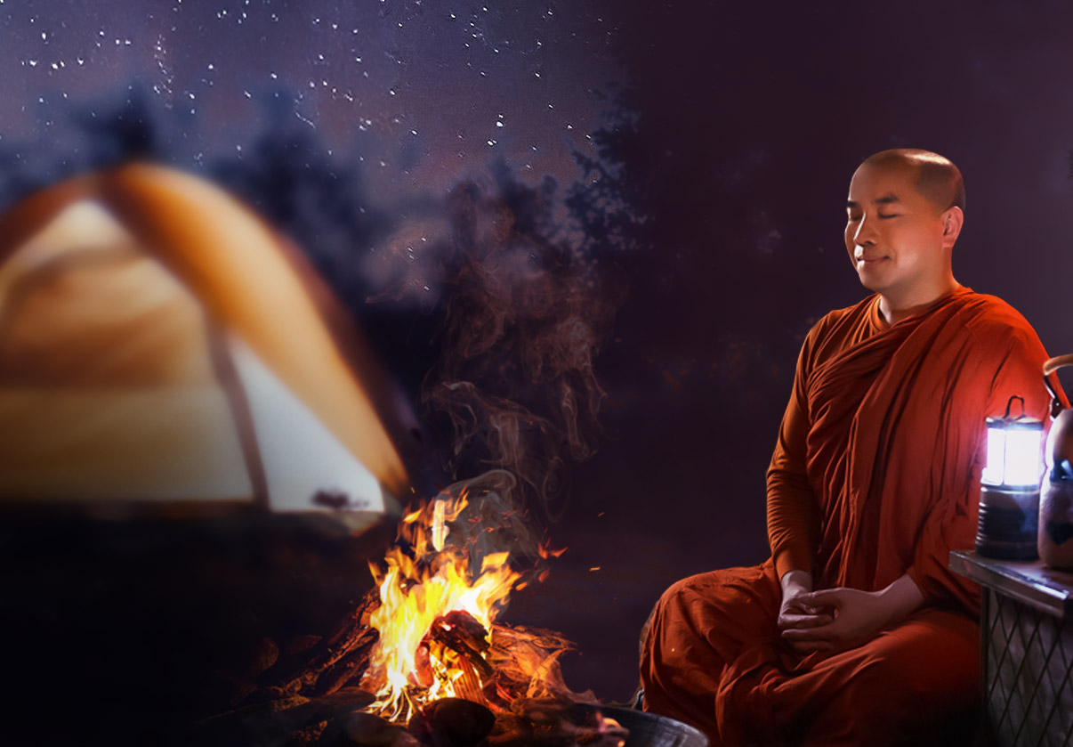 Thầy ngồi thiền bên lửa trại giữa trời đêm đầy sao